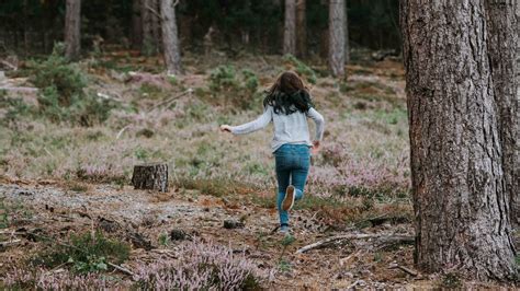 vrijen in het bos|Naakt in bos lopen